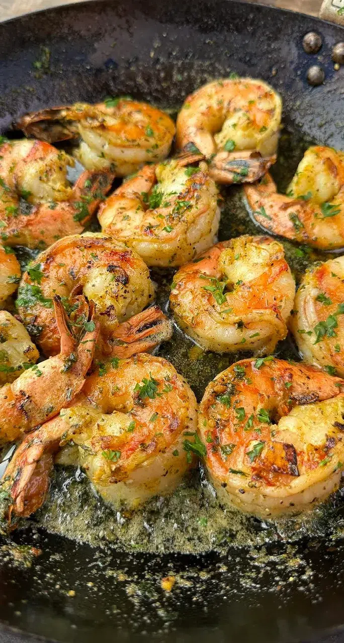Crevettes grillées savoureuses | L'art de Tatiana Crevettes grillées avec herbes dans une poêle