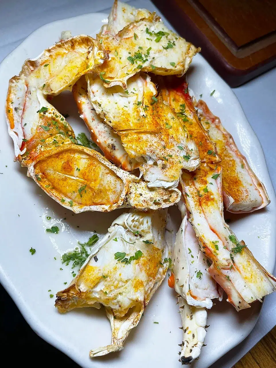 Crabes épicés servis | L'art de Tatiana Assiette de crabes épicés avec persil