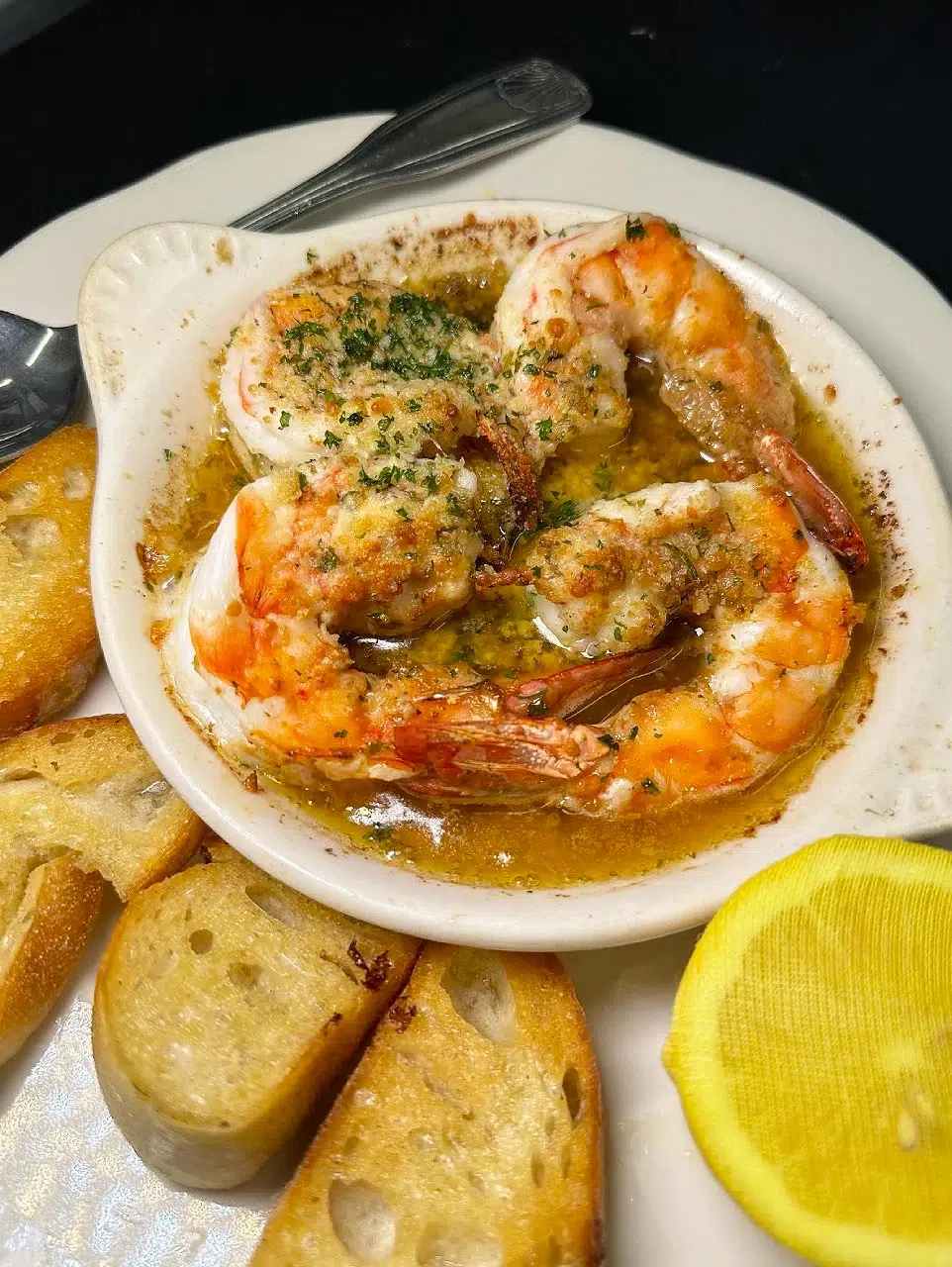 Crevettes à l'ail savoureuses | L'art de Tatiana Crevettes à l'ail avec pain grillé et citron